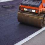 Închiriere compactor cu rolă pentru nivelare și îndreptare