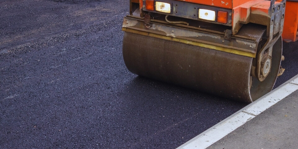 Închiriere compactor cu rolă pentru nivelare și îndreptare