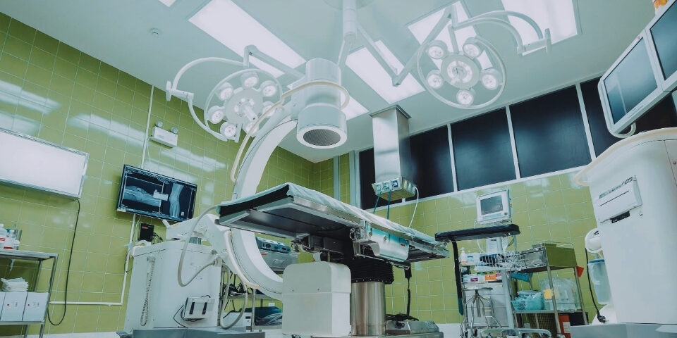 Transport echipamente medicale sensibile cu amortizare anti-vibrații