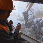 Demolari selective cu ciocan hidraulic pe șenile în zone urbane