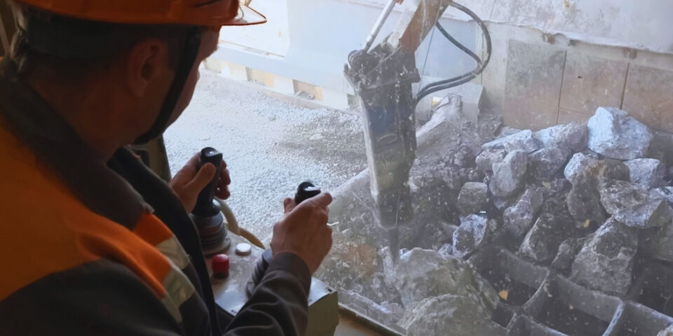 Demolari selective cu ciocan hidraulic pe șenile în zone urbane